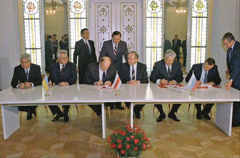 Podpisanie układu białowieskiego w Wiskulach, 8 grudnia 1991 r. Na zdjęciu od lewej: Leonid Krawczuk,  Stanisław Szuszkiewicz i Borys Jelcyn