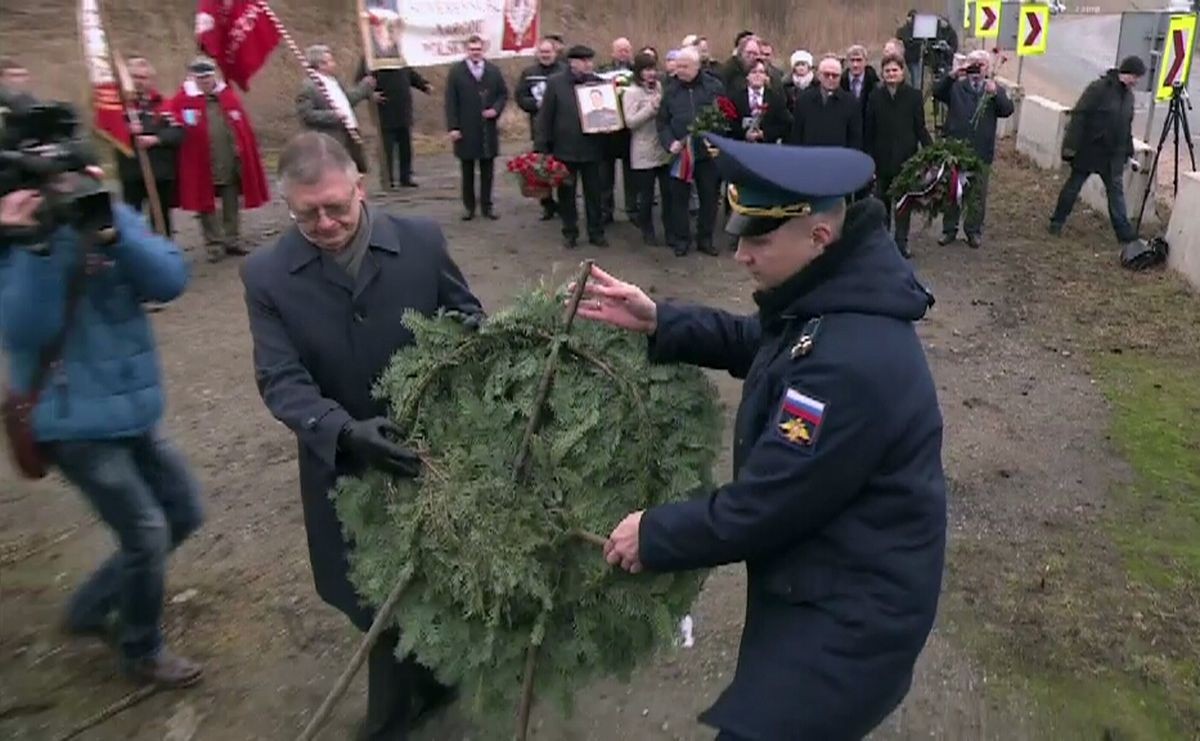 Kwiaty pod rozebranym pomnikiem generała Iwana Czerniachowskiego