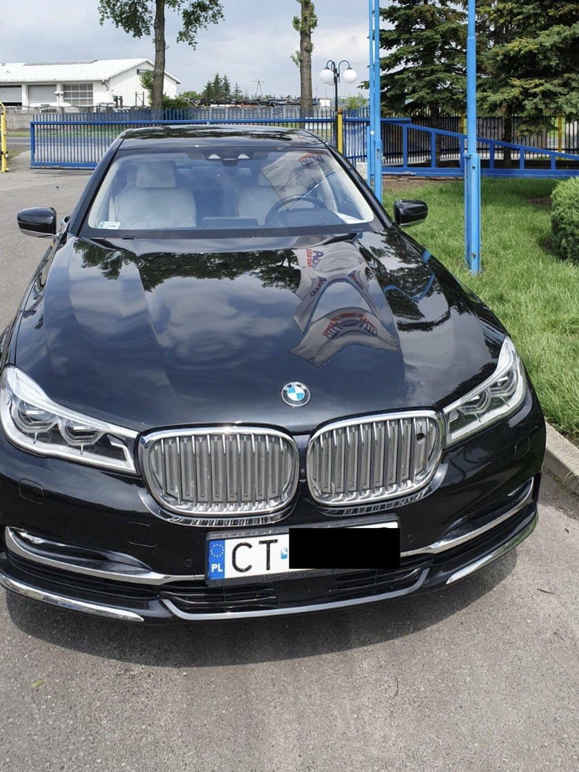 Wysiadł z czarnego bmw i zniszczył baner Trzaskowskiego. Sprawca zatrzymany