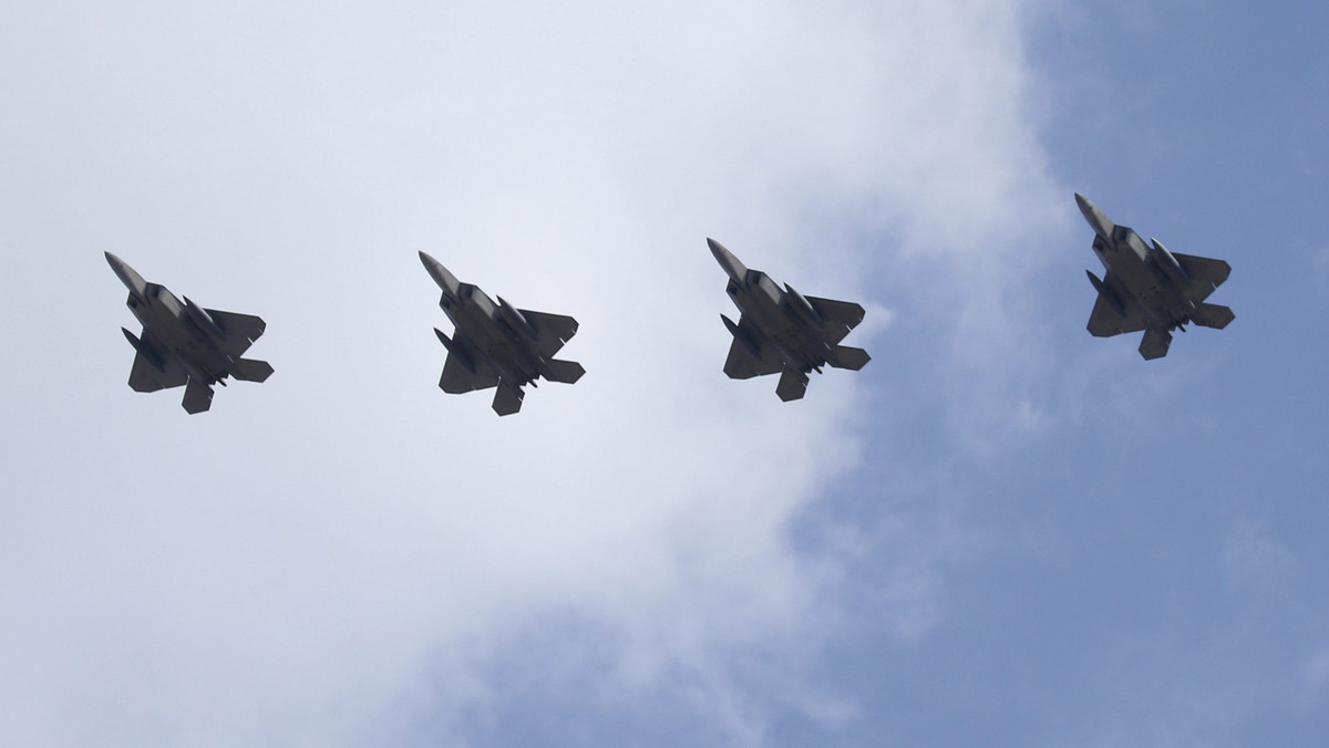 Cztery niewidzialne dla radarów myśliwce F-22 Raptor przeleciały nad Koreą Południową w ramach demonstracji siły po wystrzeleniu przez Koreę Północną rakiety dalekiego zasięgu i przed wspólnymi manewrami wojsk USA i Korei Płd. - informuje Reuters.