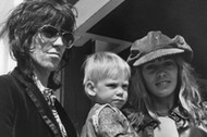 Keith Richards i Anita Pallenberg z synkiem Marlonem, Londyn, 1970 r.