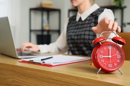 ustawa wydłużająca dzień pracy zatwierdzona! 13-godzinny dzień pracy staje się faktem