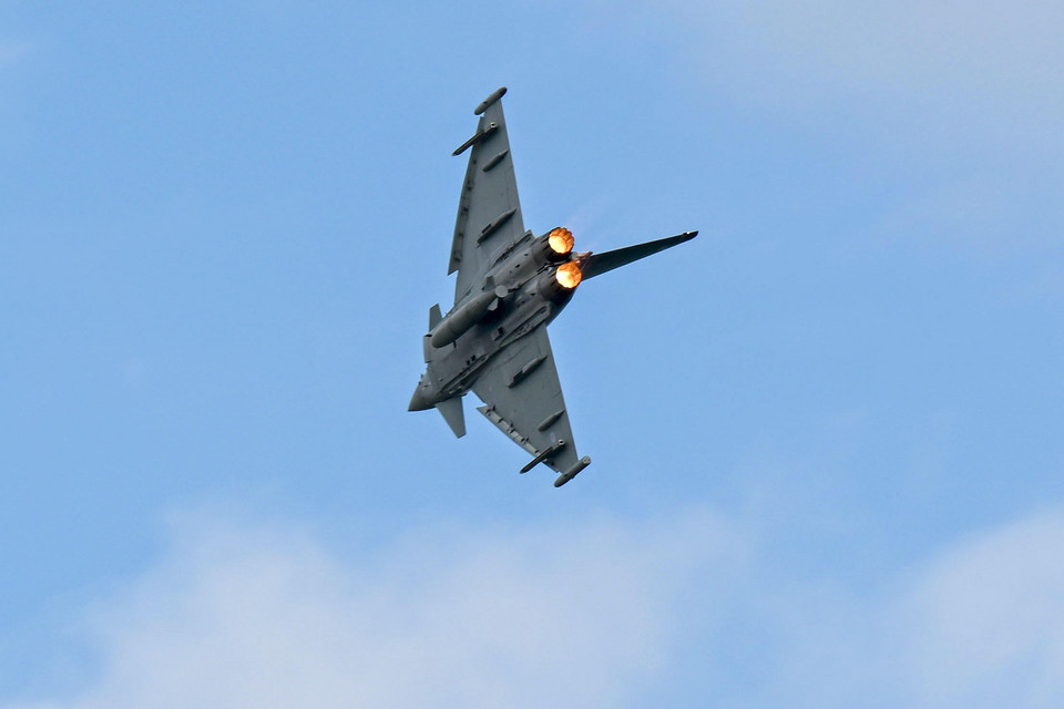 Przelot dwusilnikowego myśliwca wielozadaniowego Eurofighter Typhoon 