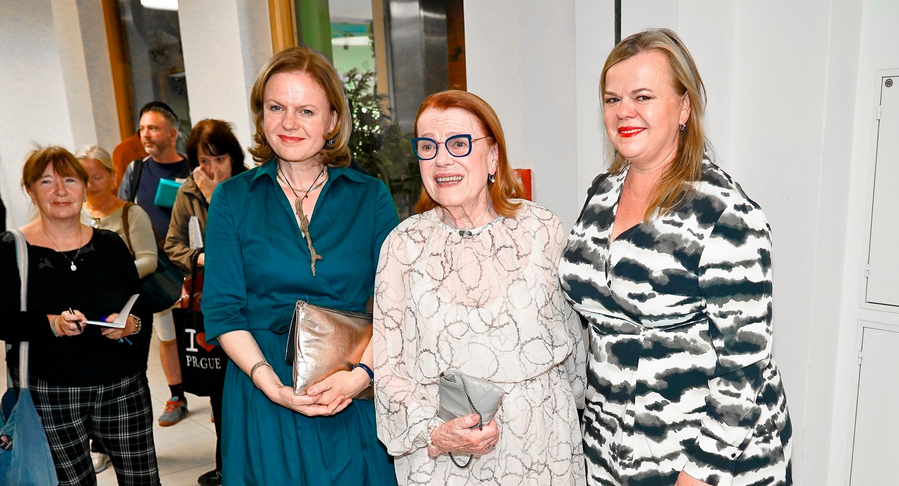 Česká herečka Iva Janžurová s dcérami Theodorou a Sabinou. 