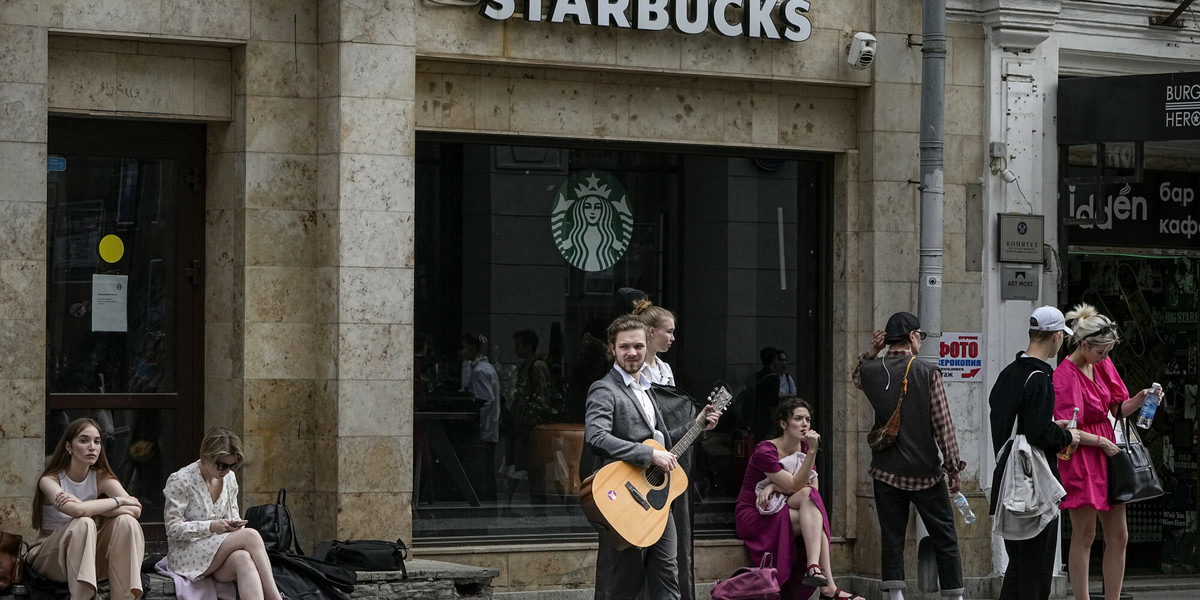 Rosjanie pożegnają się z marką Starbucks - nowe kawiarnie zmienią nazwę, produkty oraz wystrój. Oficjalnie Starbucks sprzedaje lokale-kawiarnie, a nie swoją markę.