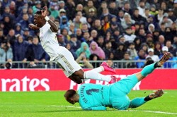 Liga hiszpańska: Zachwyty nad Realem. Barcelona w ogniu krytyki po El Clasico