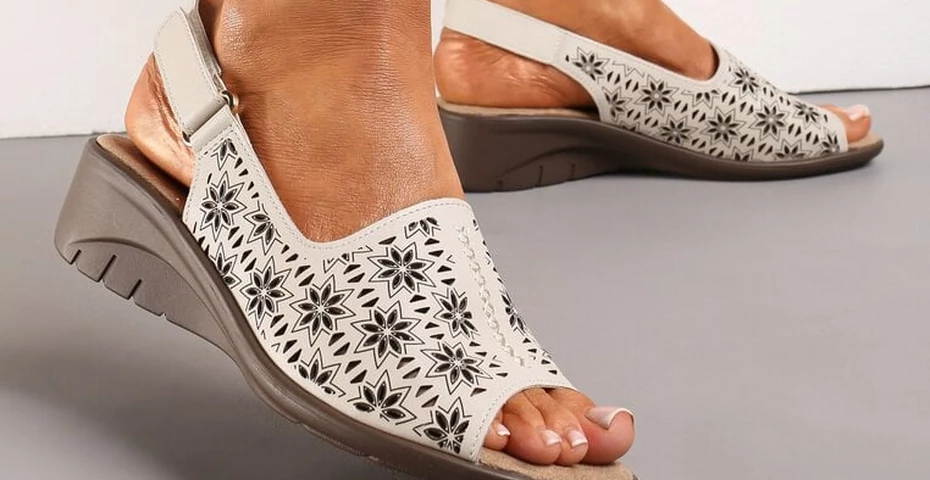 60-latki pokochały te ażurowe sandały na koturnie. Są z sieciówki i kosztują grosze!