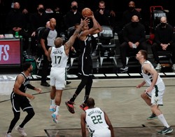 Durant nadepnął na linię. Do pokonania Bucks zabrakło centymetrów