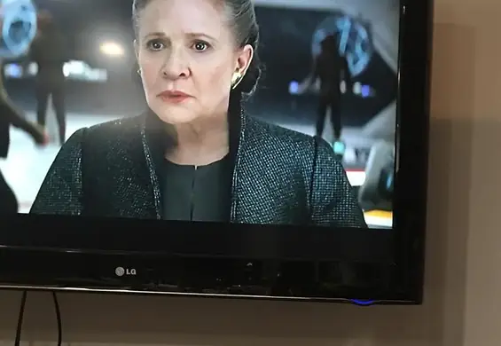 Pies zmarłej Carrie Fisher ogląda trailer nowych "Gwiezdnych wojen". Jego mina mówi wszystko