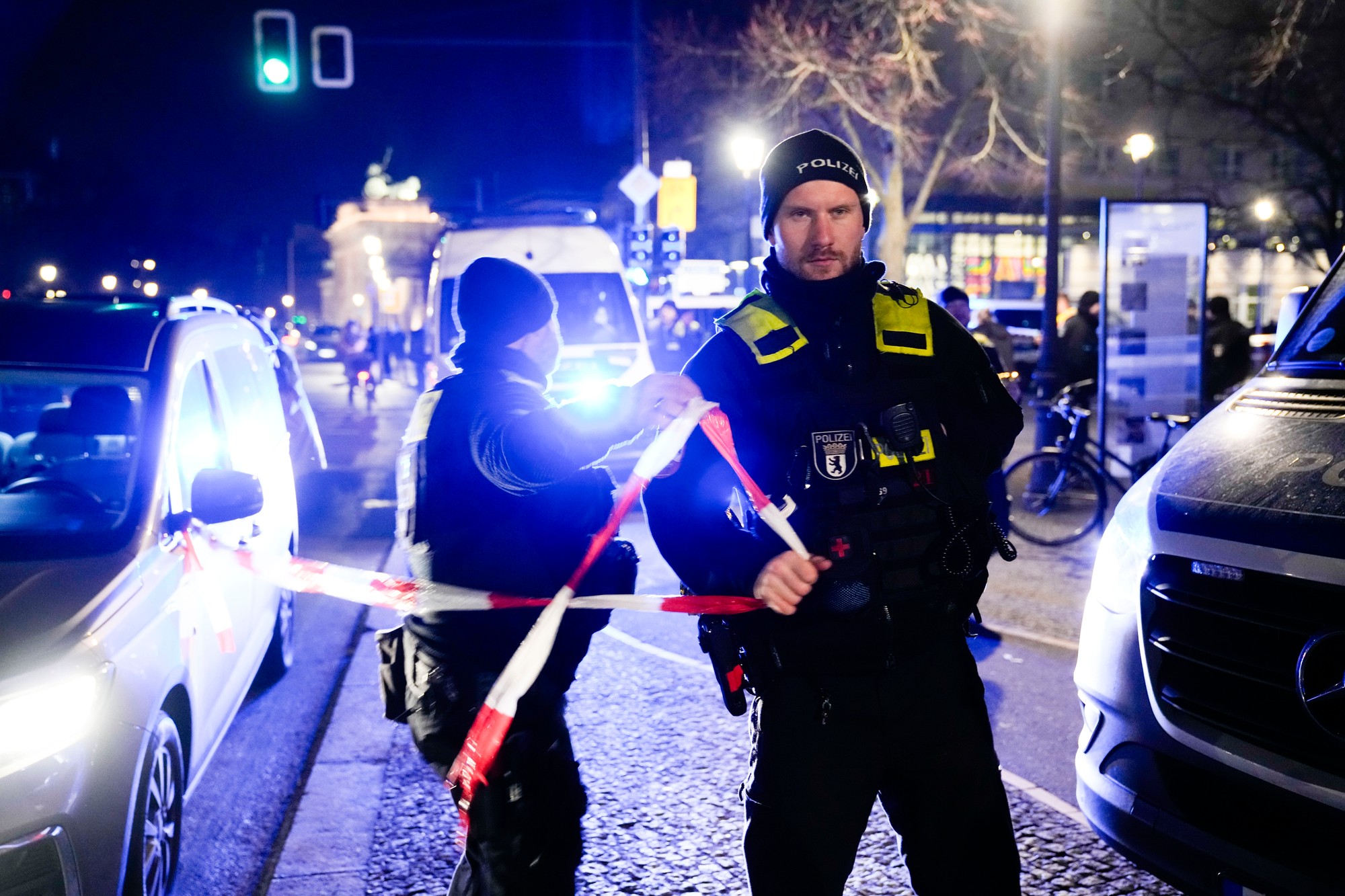 Policajti sa zúčastňujú na mieste činu pri pamätníku holokaustu po útoku na muža na pamätnom mieste v Berlíne, Nemecko, piatok 21. februára 2025.