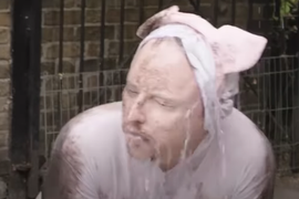 Snimak mladića koji ŽIVI KAO PRAVA SVINJA zgadio je život svima: Jede iz KORITA ZA POMIJE, valja se u blatu i grokće, a razlog je ENORMNO BIZARAN