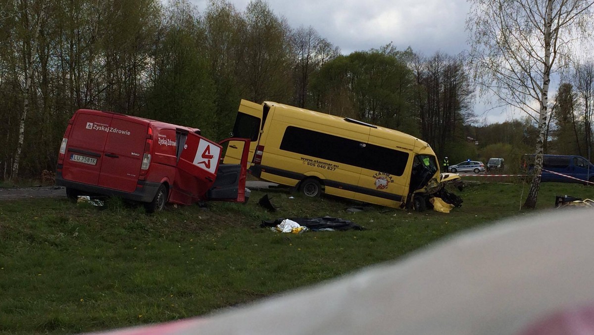 Samochód dostawczy zderzył się z pasażerskim busem w miejscowości Rzeczyca Kolonia (woj. lubelskie). Nie żyje kierowca ciężarówki; 11 osób zostało rannych – poinformowała policja.