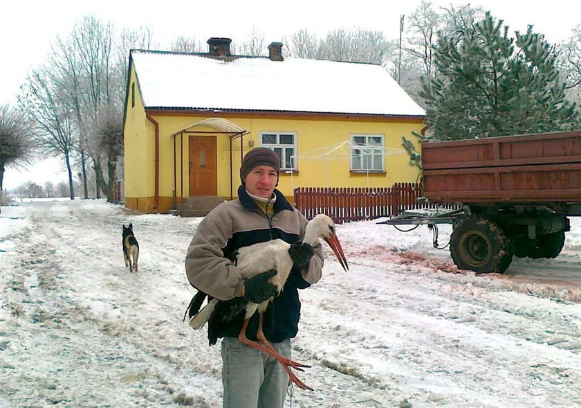 Pan Piotr uratował bociana przed zamarznięciem! FOTO