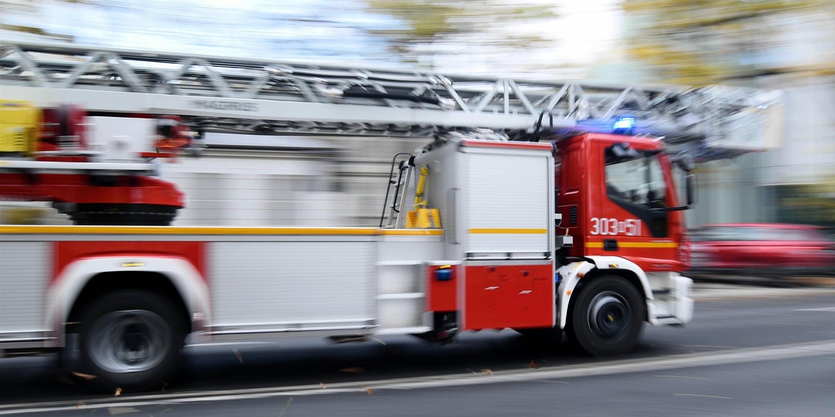 Miejsce zdarzenia w Krakowie zabezpieczała straż pożarna i policja.
