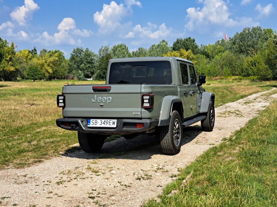 Jeep Gladiator najlepiej czuje się poza utwardzonymi drogami. Duży prześwit i mocne zawieszenie sprawiają, że żadne wertepy Gladiatorowi nie są straszne.