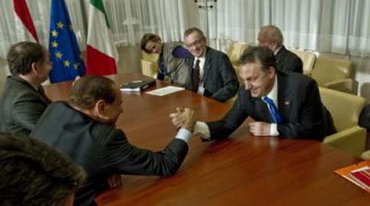Orbán Berlusconival szkanderozott