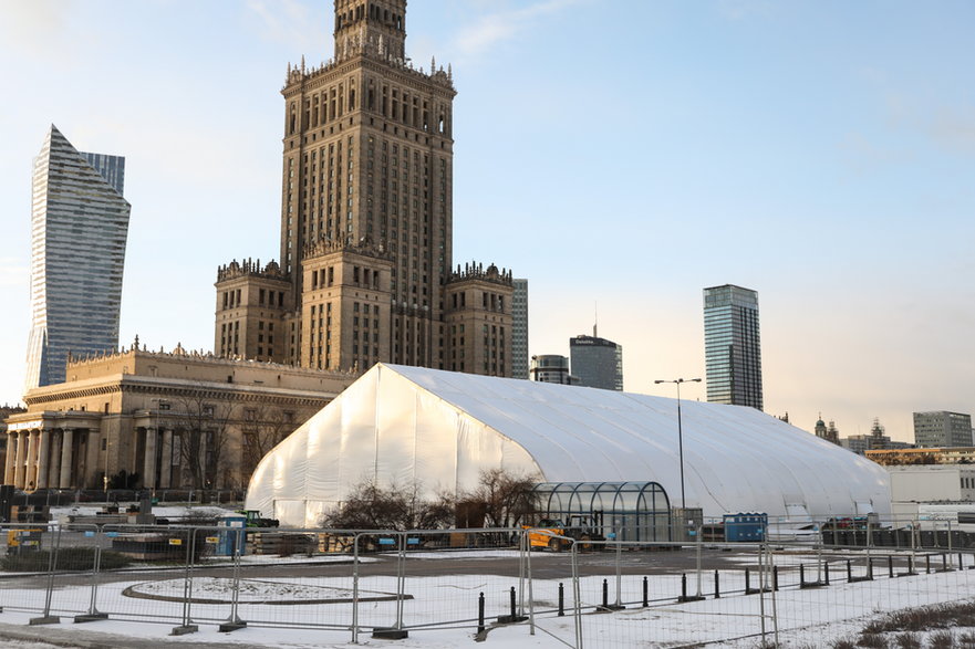 Namiot przed Pałacem Kultury i Nauki w Warszawie, gdzie odbędzie się tegoroczny WOŚP