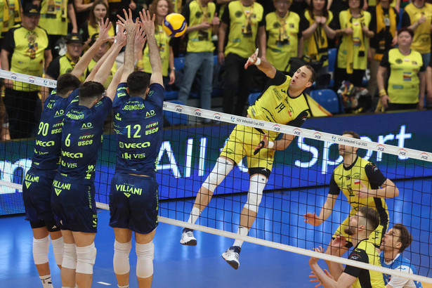 Zawodnik PGE Skry Bełchatów Aleksander Atanasijevic (P) oraz Tommaso Rinaldi (L), Giovanni Sanguinetti (2L) i Adis Lagumdzija (3L) z Valsa Group Modena podczas rewanżowego meczu półfinałowego Puchar CEV siatkarzy