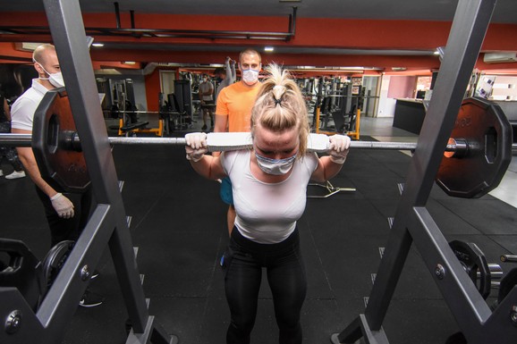 MASKA, TEGOVI, PA ALKOHOL Reporteri "Blica" obišli otvorene teretane širom  Srbije, evo kako izgleda kompletna PROCEDURA