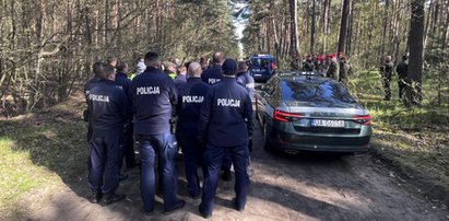 Co się dzieje w podbydgoskim lesie? Dziennikarze musieli opuścić odgrodzony rejon. Służby przeczesały teren