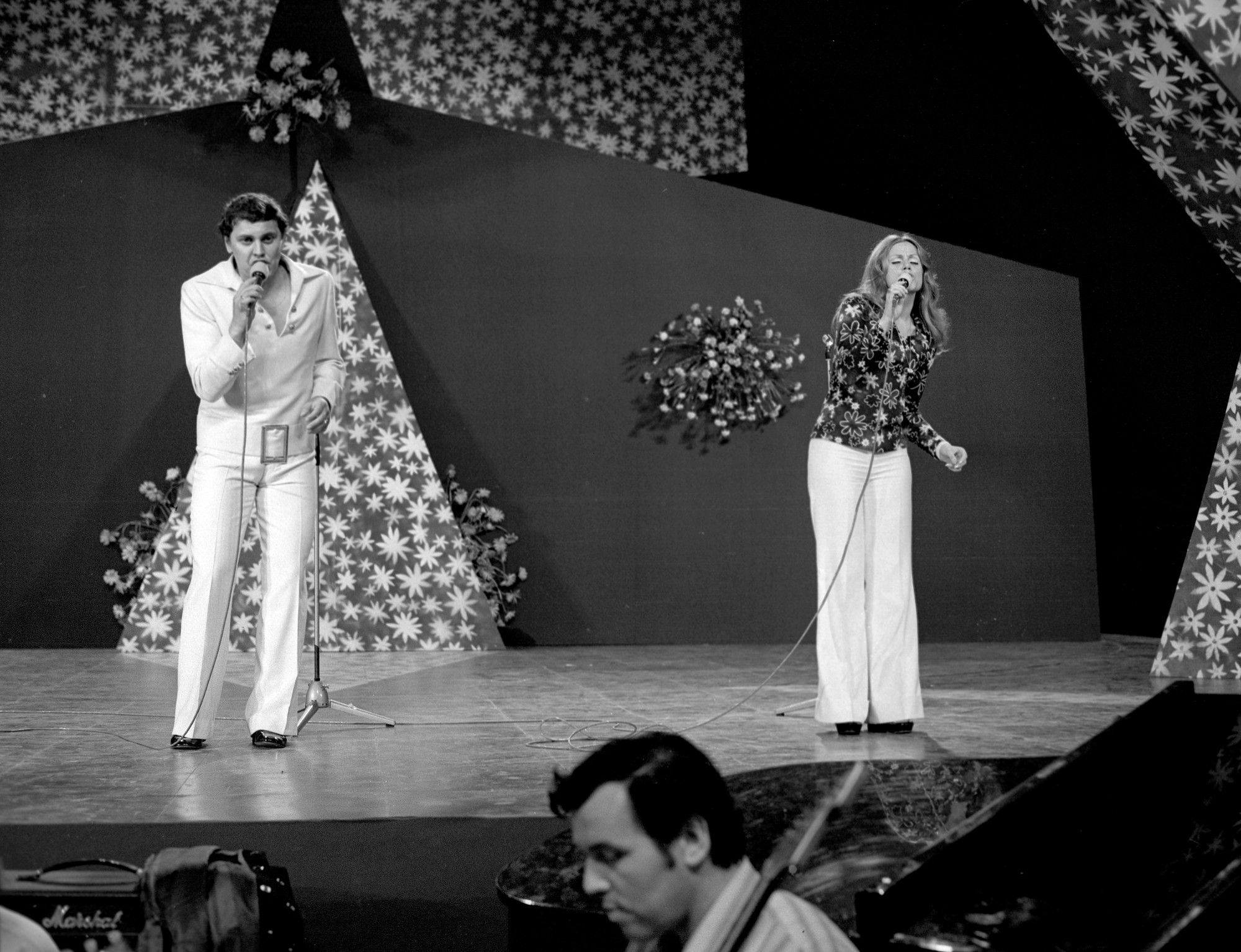 Na archívnej snímke z 1. júna 1973 slovenská speváčka Eva Kostolányiová a Karol Duchoň.