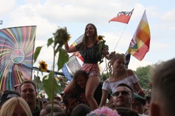 Godzina W, tęczowe flagi i setki tysięcy fanów. Tak wygląda Pol'and'Rock Festival 2019 [FOTO]