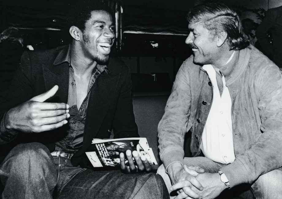 Magic Johnson (z lewej) i Jerry Buss stworzyli duet, który w latach 80. rozpalił NBA.