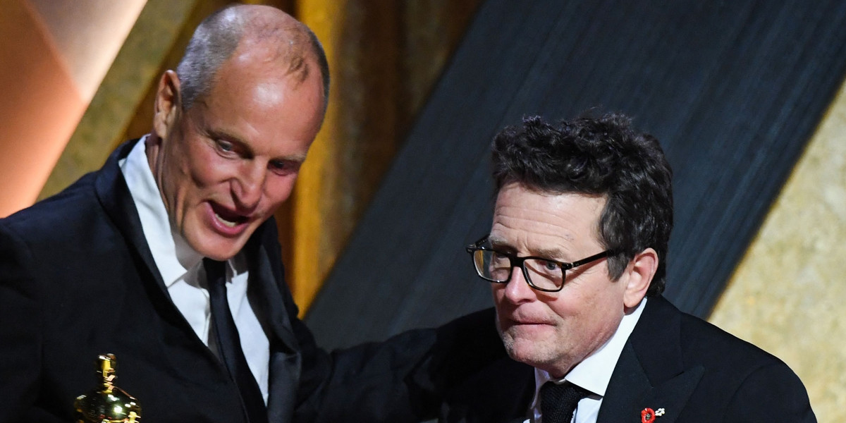 Woody Harrelson i Michael J.Fox podczas wręczenie honorowego Oscara.