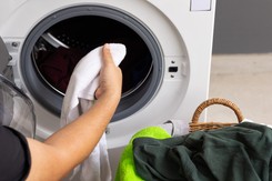 Jak usunąć brzydki zapach z pralki? Wrzuć to i pozbądź się problemu