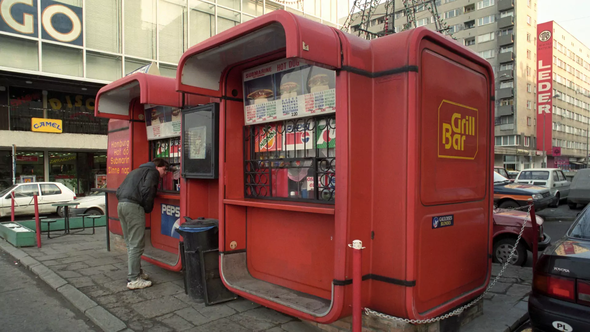 Historia czerwonych kiosków. To były "okienka na świat"