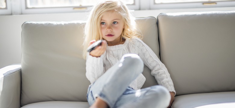 Ograniczaj, kto może! Odkryto związek między oglądaniem telewizji w dzieciństwie i problemami z metabolizmem w dorosłym życiu...