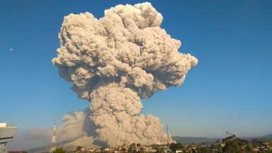 Eksplozja wulkanu Sinabung w Indonezji. Ogromna chmura popiołu [ZDJĘCIA]