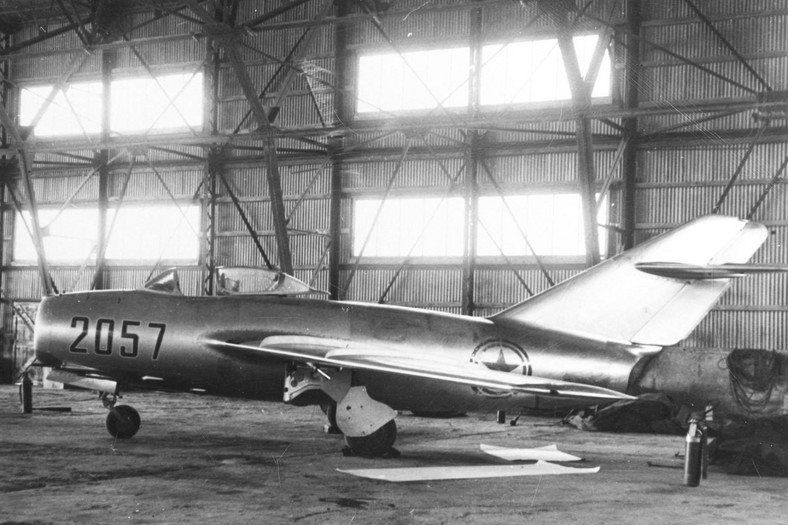 MiG-15 w hangarze w Kimpo zaraz po wylądowaniu