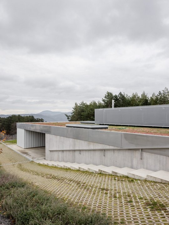 Dom z widokiem na góry. Architekci zaprojektowali go na skarpie