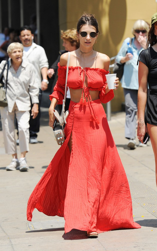 Emily Ratajkowski w czerwonej sukience. Seksowna?