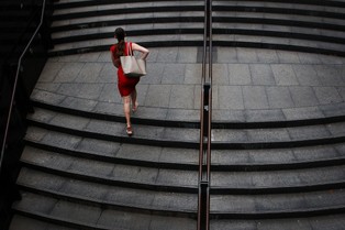 Kobietom na rynku pracy brakuje odwagi? Można to… zmierzyć