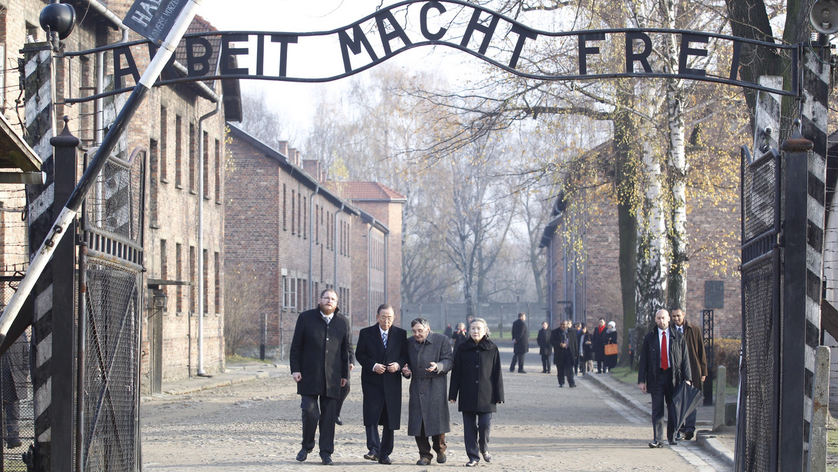 Świat nie może zapomnieć o Holokauście, zaprzeczać jego istnieniu, ani go lekceważyć. Musimy czynić o wiele więcej, aby promować równość i podstawowe wolności – mówił sekretarz generalny ONZ Ban Ki Mun, który w poniedziałek zwiedził b.niemiecki obóz Auschwitz.