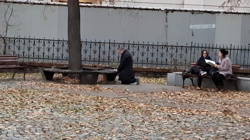 Direktor kleči ispred škole