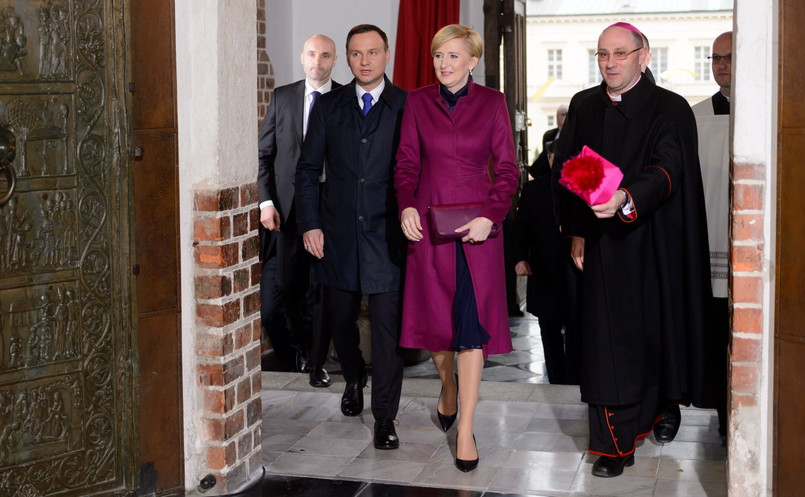 Prezydent Andrzej Duda z małżonką Agatą Kornhauser-Dudą i Prymas Polski abp Wojciech Polak po przybyciu do Bazyliki Prymasowskiej w Gnieźnie na uroczystą mszę świętą w ramach obchodów jubileuszu 1050-lecia Chrztu Polski