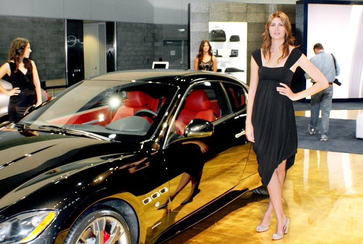 Samochodeom jak zwykle towarzyszyły piękne modelki