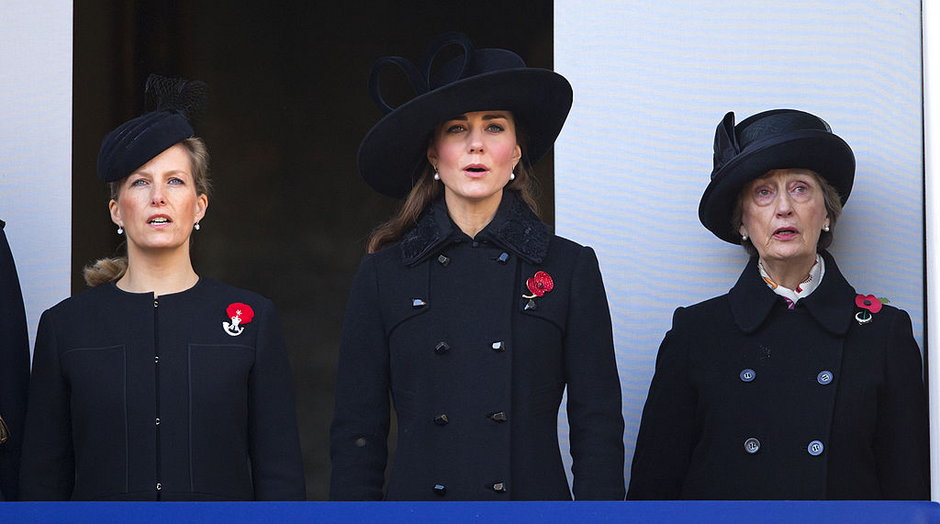 Sophie (hrabina Wesseksu), Kate Middleton (księżna Cambridge) i lady Susan Hussey w 2012 r.