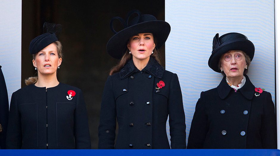 Sophie (hrabina Wesseksu), Kate Middleton (księżna Cambridge) i lady Susan Hussey w 2012 r.