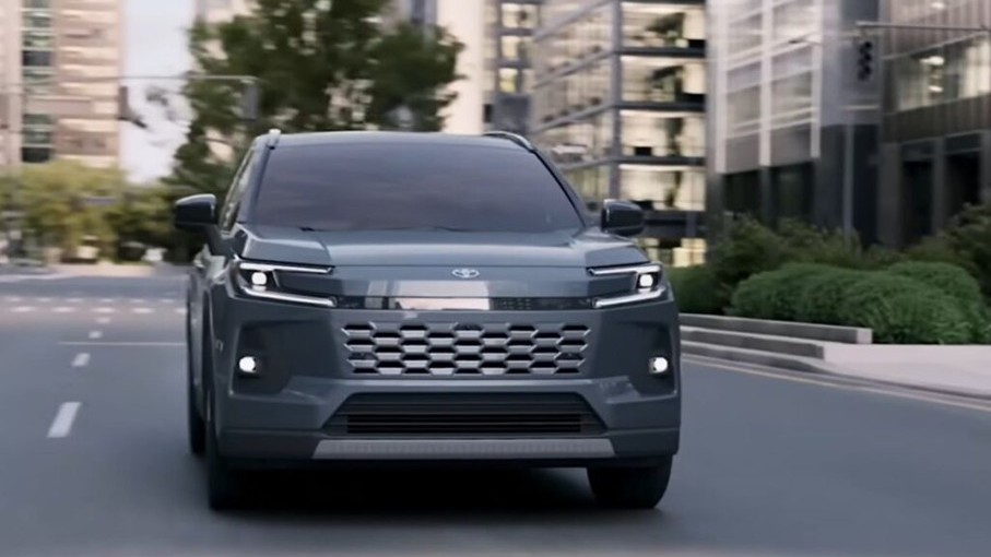 Toyota ide proti prúdu. Popri hybridoch a elektromobiloch vyvíja aj úplne novú generáciu spaľovacích motorov.