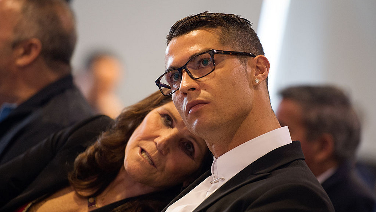 Mama Cristiano Ronaldo, Maria Dolores dos Santos Aveiro, pochwaliła się wyjątkowym prezentem. Rodzicielka gwiazdora Realu Madryt otrzymała piękny obraz, na którym uwieczniono ją razem z synem.