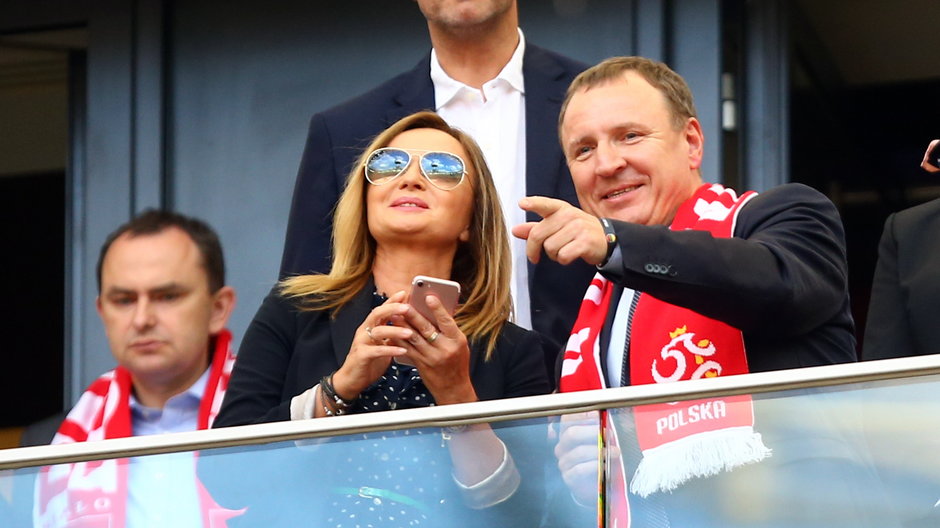 Jacek Kurski (z prawej) wraz z żoną na Stadionie Narodowym podczas meczu Polska - Litwa