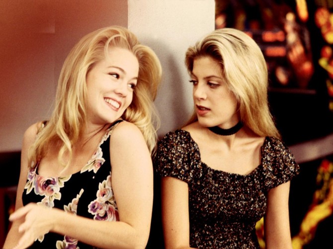 Keli i Dona iz hit serije "Beverli Hils" Dženi Gart i Tori Speling foto: Courtesy Everett Collection/Everett