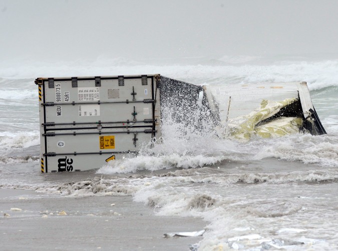 Kontener z tonącego u wybrzeży Nowej Zelandii statku Rena