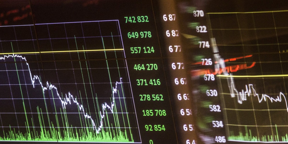 Istotą pasywnego zarządzania jest wierne naśladowanie danego instrumentu bazowego. Tego rodzaju fundusze nie chcą być lepsze od swojego benchmarku (tzw. portfela wzorcowego), lecz krok w krok za nim podążają, bez względu na to, czy zyskuje on, czy traci.