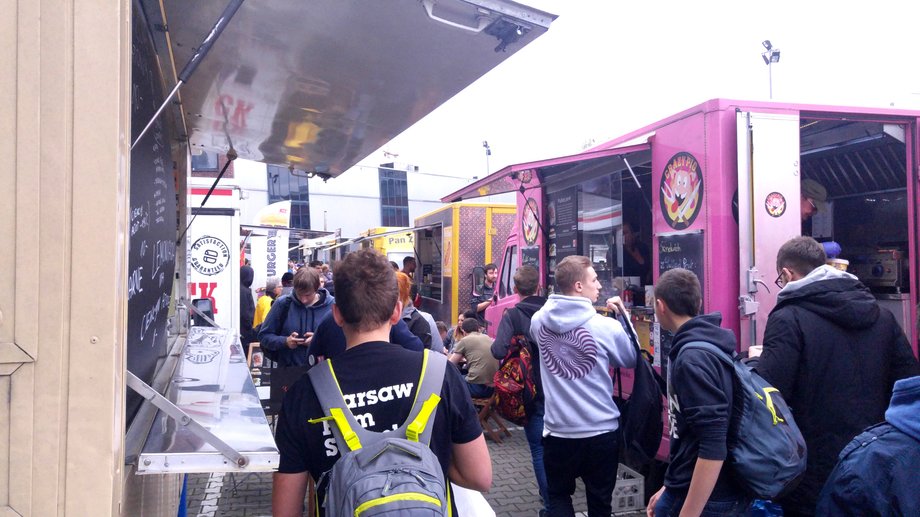 Na głodnych na zewnątrz czekają food trucki.