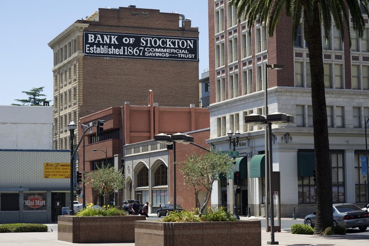 4. Stockton, Kalifornia. 
Trzecim miastem najbogatszego stanu USA, które splajtowało niewiele ponad rok temu jest Stockton. To jedno z najbardziej zaludnionych miast w całych Stanach (13. co do wielkości). Stockton, położone niedaleko Sacramento, stolicy Kalifornii, uważane jest za jedno z najniebezpieczniejszych miejsc do życia w kraju. Jego obywatele należą też do najsłabiej wykształconych – tylko 17 proc. populacji ma dyplom studiów wyższych. W przypadku Stocktom przyczyną bankructwa był rynek pożyczek hipotecznych sub-prime, ten sam który w 2007 roku doprowadził do największego kryzysu gospodarczego w USA od lat. Załamanie na rynku mieszkań  po latach doprowadziło do zapaści w całej gospodarce regionu i ostatecznie do ogłoszenia upadłości.  Na zdj. Budynek starego banku w Stockton, Kalifornia, USA. 15. czerwca 2012.